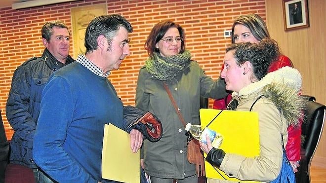 El alcalde popular de Macotera, Jacinto García, habla con la concejala socialista amenaza, Irene Hernández. 