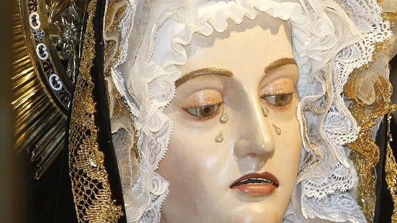 Detalle del rostro de la Virgen de la Soledad, obra de Melchor Gutiérrez, en la Procesion de La Soledad de la Virgen.