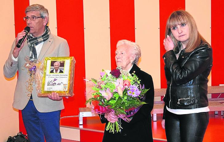 Elpidia González con el alcalde, Juan Jesús Blanco. 