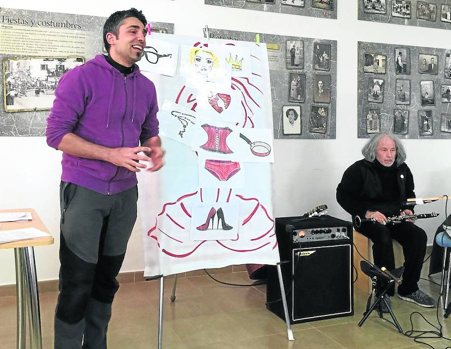 Momento en el que se explica cómo se va a desarrollar el acto, en el que se despojó a un dibujo de mujer de diferentes prendas de vestir. 