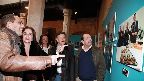 Antonio de Torre explica una de las fotos a Silvia Clemente en presencia de Francisco Vázquez, Jaime Rojas y Ana Nuin. 