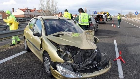 Turismos implicados en la colisión en la Autovía de la Meseta, la A-67, en el término de Villamuriel de Cerrato el 13 de febrero de 2015 en el que se registraron dos heridos. MANUEL BRÁGIMO - ICAL
