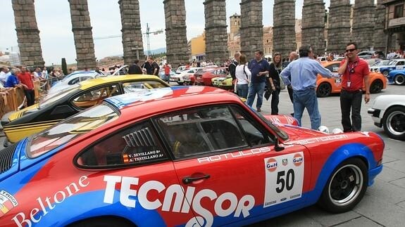 Coches aparcados en el Acueducto en una edición pasada del Rally. 