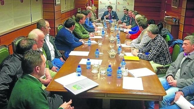 Reunión de organizaciones y ganaderos con el consejero.