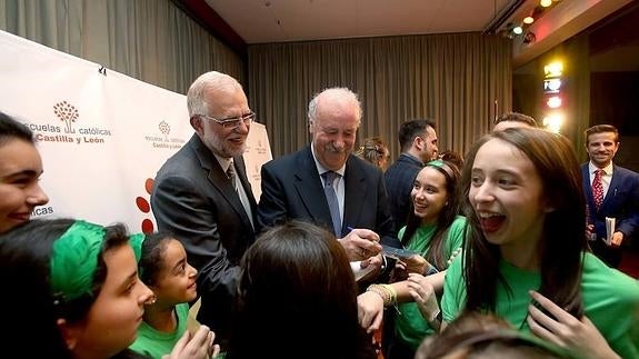 Vicente del Bosque firma autógrafos a los jóvenes asistentes al acto.
