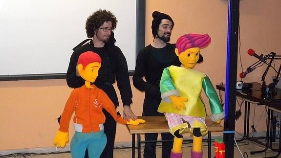 Los actores de 'Telón de Azúcar' con su gigantescas marionetas. Actúan viernes y sábado en la sala Miguel Delibes del Calderón