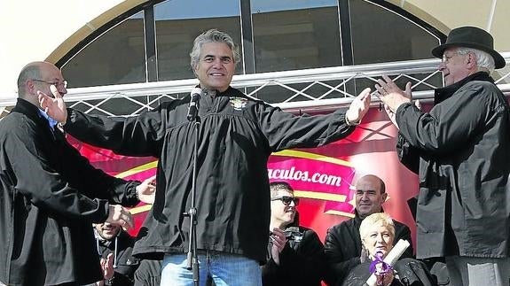 Agustín Bravo, en la imposición del blusón de mondonguero.