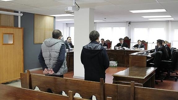 Los acusados, en el banquillo de la Audiencia. 
