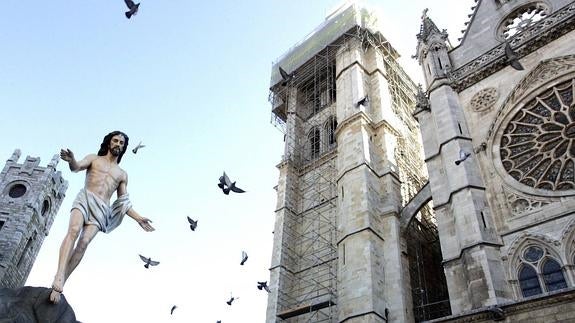 Cristo Resucitado pasa ante la Catedral de León.