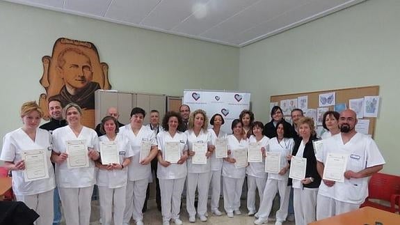 Los nuevos profesionales posan con sus diplomas junto a los profesores del curso en el Centro Sociosanitario de las Hermanas Hospitalarias de Palencia. 