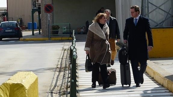 Representantes de la empresa abandonan la planta tras el primer contacto con los trabajadores después de anunciarse el cierre de Lauki. 