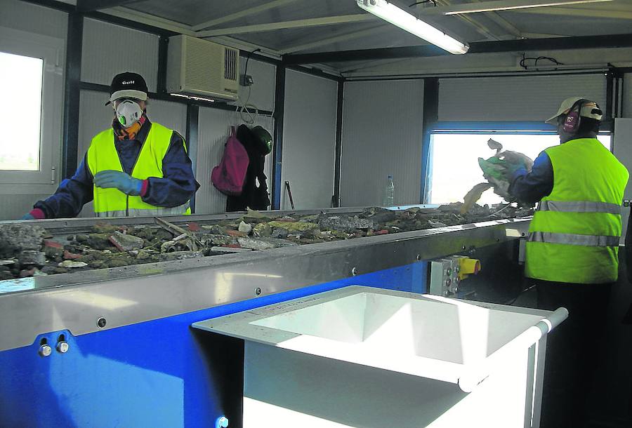 Cabina de peones, en la empresa Reciclaje y Medio Ambiente, ubicada en Husillos. 