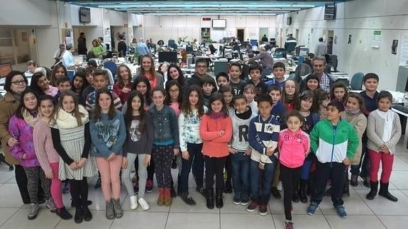 Los alumnos del CEIP Ángel Abia en la redacción de El Norte de Castilla. RAMÓN GÓMEZ