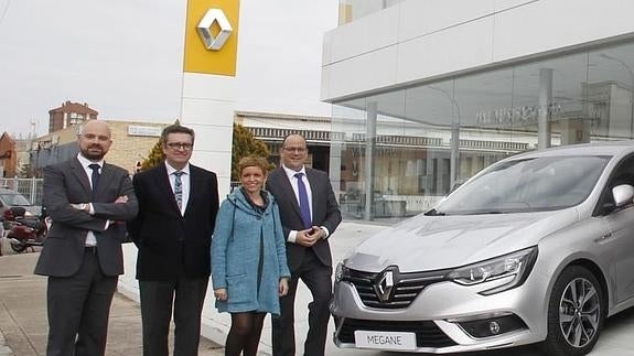 Álvaro Rodríguez, de Vicauto; José María Casas; Marta Franco, gerente de Vicauto y Luis Miguel Cárcel, subdelegado del Gobierno, con el nuevo Mégane en las instalaciones del concesionario. ANTONIO QUINTERO