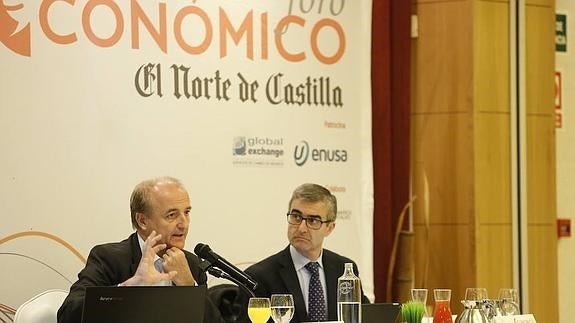 Miguel Sebastián, durante su intervención en el Foro del Norte, junto a Nacho Foces, subdirector de El Norte.