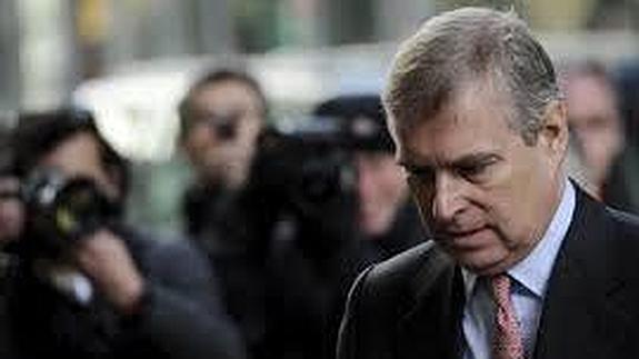 El príncipe Andrés de Inglaterra sufre un accidente con su coche