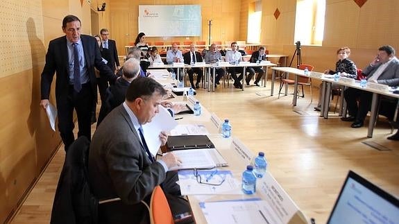 El consejero de Sanidad, Antonio María Sáez Aguado, llega a la reunión del Observatorio de agresiones. 