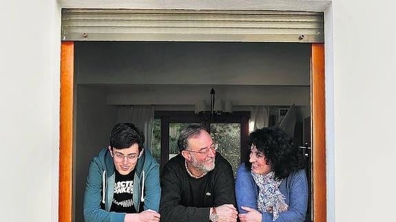 José Luis García Cuesta y Sara Martín Cabrero, con su hijo biológico en su casa de Valladolid. Los Servicios Sociales de Castilla y León no autorizan que se reproduzca la imagen de María.