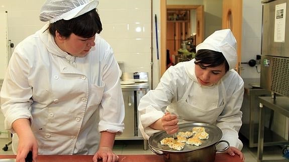 Participantes en el concurso, durante la elaboración del plato en el Centro Felipe VI de Segovia. 