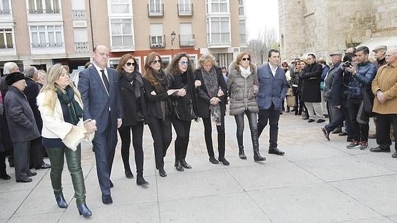 Los hijos de José María González antes de entrar al funeral.