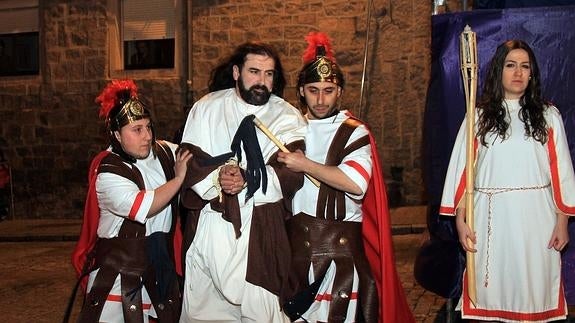 Los soldados romanos llevan a Jesús ante Pilatos en una de las estaciones del vía crucis escenificado en San José. 