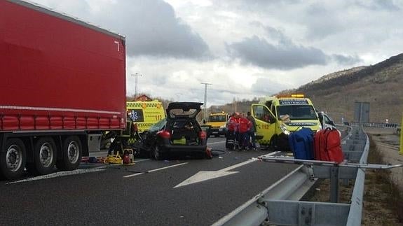 Los servicios de emergencia trabajan en el lugar del suceso.