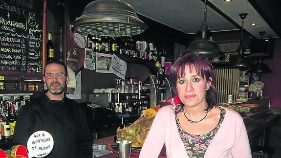 Richad Hueso, detrás de la barra, y Nagore Pérez, en el frente, posan en el bar Eku.
