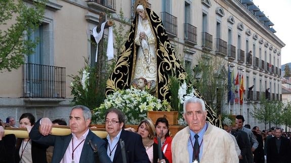 Desfile de la Virgen de la Soledad por la calle Infantes en la Procesion del Santo Entierro. 