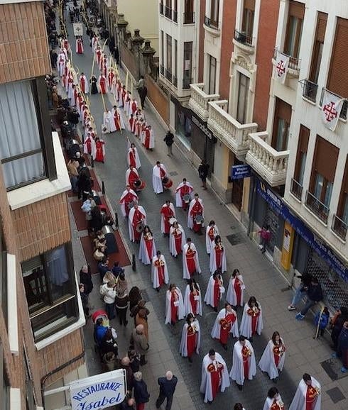 Integrantes de la Misericordia en la calle Valentín Calderón.