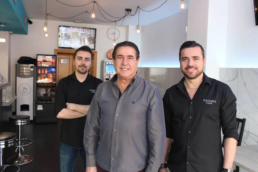 De izquierda a derecha, Miguel, Francisco y Fran Pahino en el Pahino café. Al fondo, la pantalla donde se proyectan las imágenes antiguas.