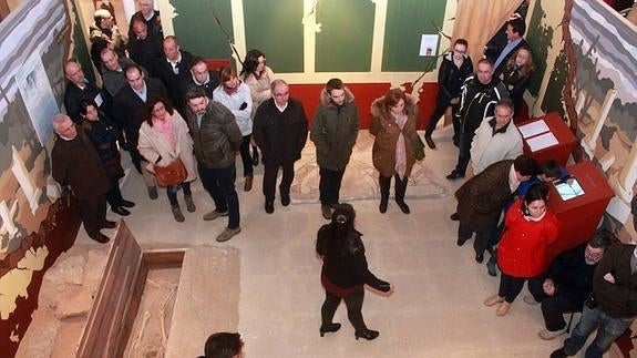 Laura Frías explica las características de la villa. 