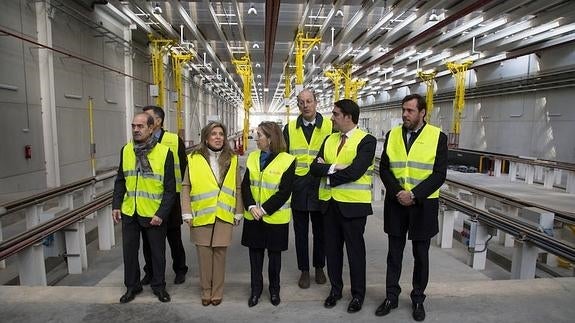 La ministra en funciones de Fomento, Ana Pastor, visita las instalaciones del Complejo Ferroviario de Valladolid acompañada por el alcalde de la ciudad, Óscar Puente, el consejero de Fomento y Medio Ambiente, Juan Carlos Suárez-Quiñones, y la delegada del Gobierno, María José Salgueiro, entre otras autoridades. 