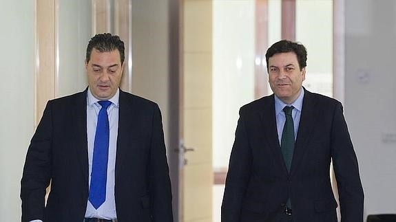 El portavoz del Grupo Popular en las Cortes, Carlos Fernández Carriedo, a la derecha, y el portavoz en Economía y Hacienda, Salvador Cruz, en la presentación ayer de la propuesta. 