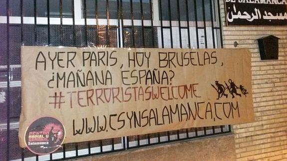 Un grupo de extrema derecha cuelga pancartas islamófobas en la mezquita de Salamanca