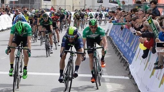 Pello Bilbao (izda.) se impone en la llegada de la primera etapa de la Vuelta Ciclista a Castilla y León 2015 en Alba de Tormes.