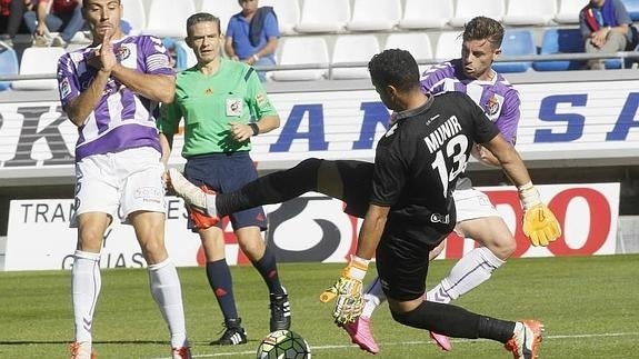 Una peligrosa salida de Munir en el derbi contra el Numancia. R. GÓMEZ