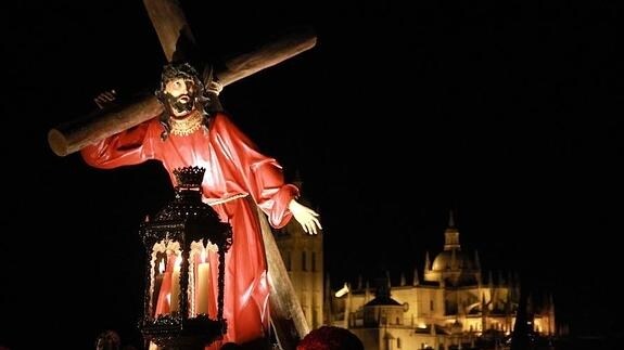 El Vía Crucis de los Maristas abarrota el trayecto entre extramuros y la Plaza Mayor de Segovia