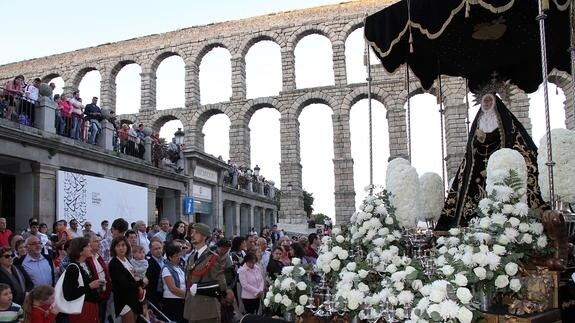 La imagen de la Soledad Dolorosa, de la Cofradía del Recogimiento de Santa Eulalia, a su paso por el Acueducto en la procesión del Jueves Santo en Segovia. Antonio Tanarro