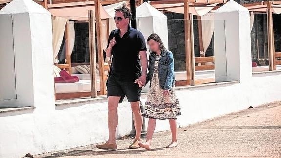 David Cameron pasea junto a su hija en Playa Blanca, Lanzarote. 