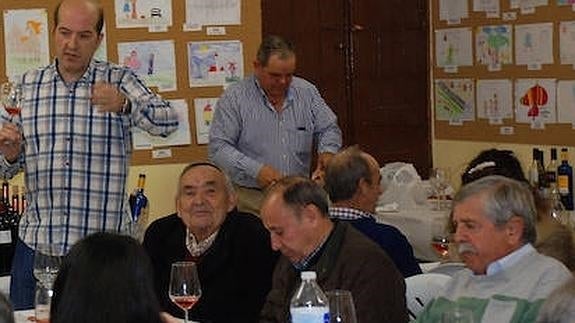 Participantes en la cata-maridaje de jamón y vino celebrada estos días en Yanguas de Eresma.