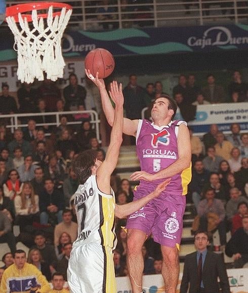 Lalo García entrando a canasta en un partido ante el Real Madrid.