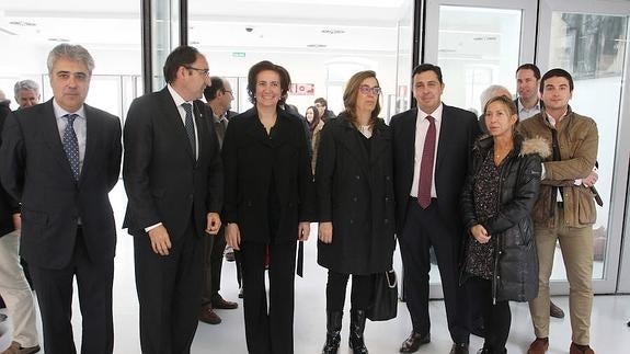 La consejera de Cultura, con los representantes institucionales, de la Fundación Santa María la Real y de Telefónica.