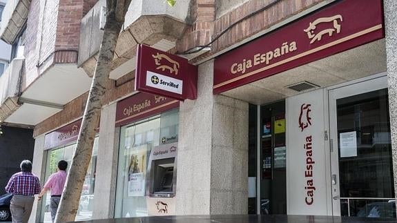 Oficina de Caja España en Valladolid. / EL NORTE