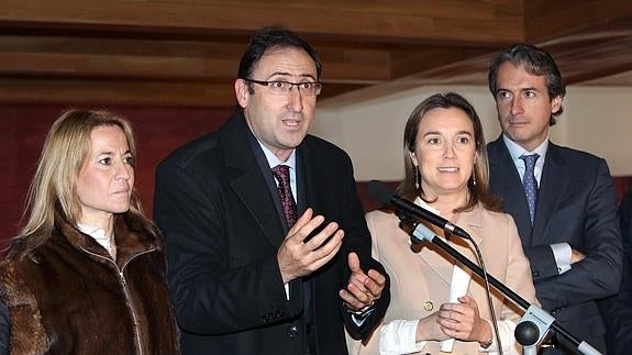 Elena Nevado, Alfonso Polanco, Íñigo de la Serna y Cuca Gamarra (2d), tras la constiitución de la red nacional de ciudades inteligentes en 2012.