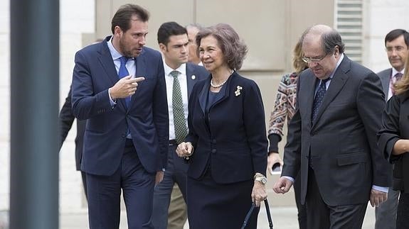 La Reina Sofía camina junto a Juan Vicente Herrera (derecha) y Óscar Puente a su llegada al VI Congreso Nacional de Alzhéimer CEAFA en Valladolid. 