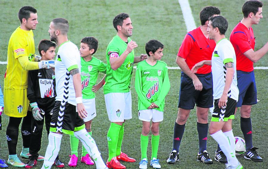 Jonathan Martín y César Caneda, ex del Guijuelo y de la UDSalamanca, se disponen a saludarse en el partido de la primera vuelta en Guijuelo.