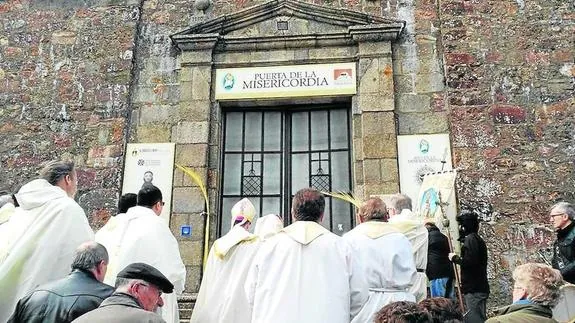 Minutos antes de la apertura de la Puerta Santa del Santuario de la Virgen.