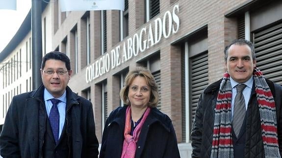 Javier Martín García, coordinador del Turno de Oficio; Silvia Ortega Comunian, abogada del Estado y miembro de la comisión de seguimiento de la justicia gratuita; e Ignacio Segoviano Astaburuaga, juez decano de Valladolid, en la mesa del III ciclo de Justicia de El Norte sobre la Justicia Gratuita celebrada en el Colegio de Abogados de Valladolid. 