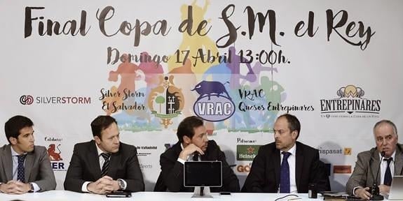 Alfonso Lahuerta Juan Carlos Martín, Óscar Puente, José Antonio Garrote y Alfonso Feijoó durante la presentación de la final de la Copa del Rey de Rugby.