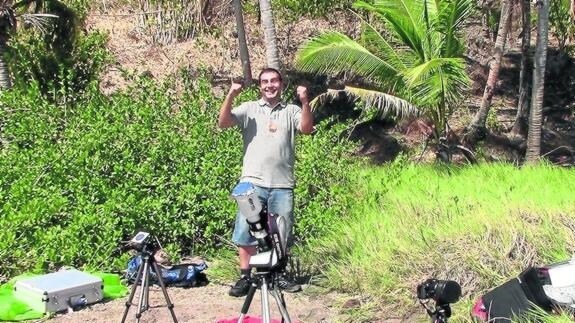 Óscar Martín tras observar el eclipse de hace un mes en las islas indonesias. 